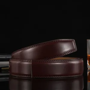 Primer plano detallado de las costuras finas y el grano premium de un cinturón de cuero marrón.