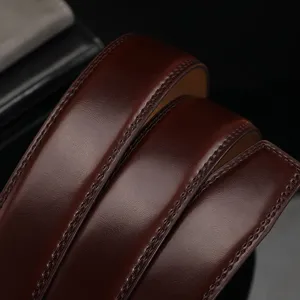Primer plano detallado de correa de cinturón de cuero genuino marrón de 3,5 cm.