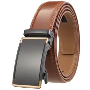 Detailansicht eines braunen Herrenledergürtels mit eleganter Automatikschließe.