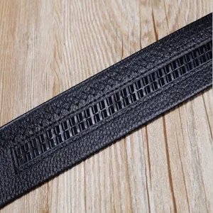 Vue détaillée d'une sangle de ceinture en cuir noir grainé avec rail de boucle automatique