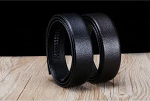 Gros plan sur la texture grainée du cuir de vachette d'une ceinture homme 3,5 cm