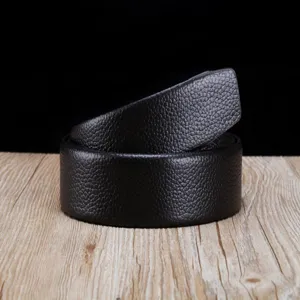 Détail d'une ceinture en cuir de vachette noir grainé de 3,5 cm pour homme sans boucle