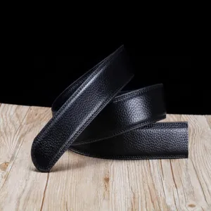 Gros plan détaillé d'une sangle de ceinture en cuir véritable noir à texture grainée.