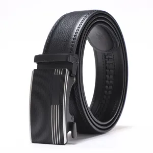 Gros plan d'une ceinture en cuir noir pour homme avec une boucle automatique rayée