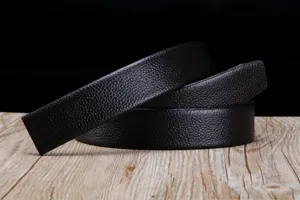 Gros plan détaillé d'une lanière de ceinture en cuir de vachette grainé noir sans boucle.