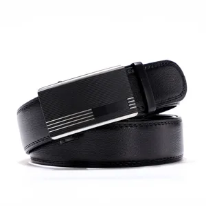 Zoom sur une ceinture en cuir noir pour homme avec boucle automatique