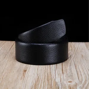 Gros plan sur la texture grainée d'une ceinture en cuir noir pour homme sans boucle