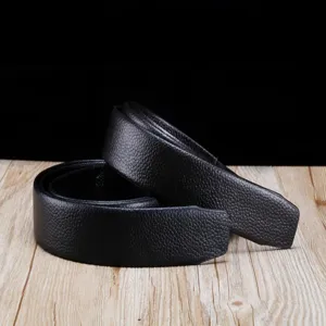 Détail d'une ceinture en cuir véritable noir à grain lychee de qualité sans boucle
