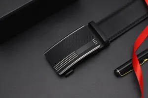 Détail rapproché d'une ceinture en cuir pour homme avec boucle automatique rayée