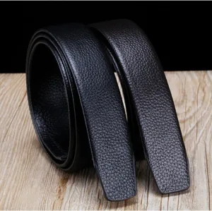 Gros plan détaillé d'une sangle de ceinture en cuir de vachette noir grain litchi sans boucle