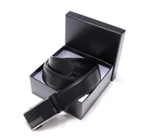 Vue détaillée d'une ceinture en cuir noir avec boucle automatique dans son coffret cadeau