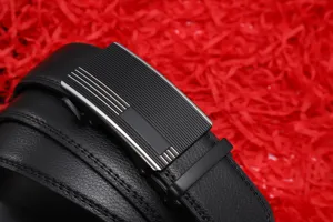 Gros plan d'une ceinture en cuir noir pour homme avec boucle automatique texturée