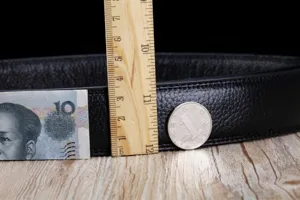 Gros plan d'une ceinture en cuir noir de 3,5 cm de large avec mesure à la règle