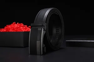 Gros plan sur une ceinture business en cuir véritable noir avec boucle automatique