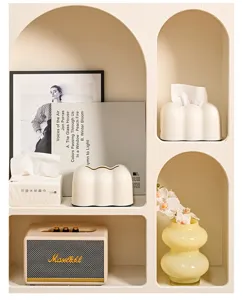Elegante scatola porta fazzoletti bianca a forma di nuvola su ripiano ad arco decor