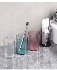 Set van vier minimalistische transparante kunststof tandenborstelbekers voor badkamer