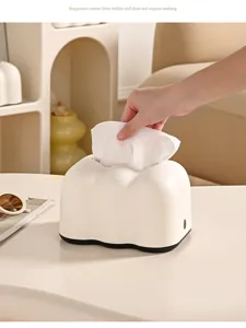 Primo piano di una scatola per fazzoletti crema a forma di nuvola in una casa moderna.