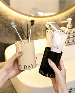 Elegante minimalistische Zahnbürstenbecher für Paare in Creme und Schwarz für das Badezimmer