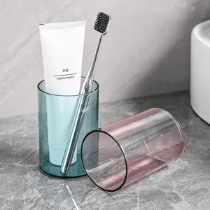 Minimalistische transparante plastic tandenborstelbekers voor de badkamer in blauw en roze