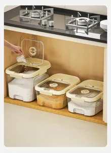 Trois boîtes de rangement à riz beiges rangées dans un placard de cuisine.
