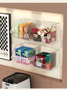 Gros plan de bacs transparents muraux organisant des capsules de café en cuisine