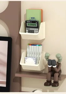 Vue détaillée de bacs de rangement muraux crème minimalistes contenant des fournitures de bureau.