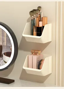 Détail d'organisateurs muraux crème stockant des pinceaux de maquillage et cosmétiques
