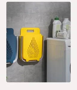 Cesto della biancheria pieghevole a parete appeso in bagno per risparmiare spazio.