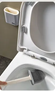 Λεπτομέρεια γκρι κεφαλής βούρτσας σιλικόνης που καθαρίζει το εσωτερικό της λεκάνης