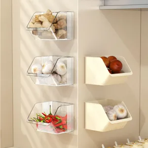 Boîtes de rangement de cuisine murales sans perçage pour légumes en transparent et crème.