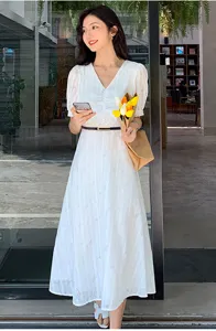 Elegante cintura sottile in vera pelle nera da donna con fibbia dorata su un vestito