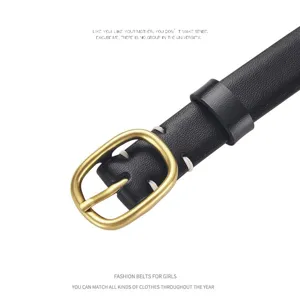 Cintura da donna minimalista in vera pelle nera con una elegante fibbia dorata
