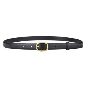 Cintura da donna minimalista in pelle nera con una fibbia ovale in oro lucido e liscio.