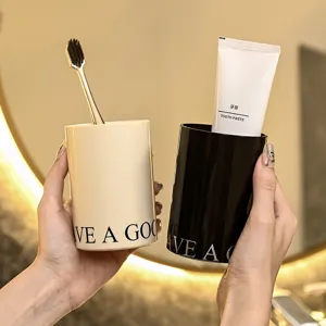 Minimalistisches Zahnbürstenbecher-Set für Paare mit „Have a Good“-Aufdruck, Beige und Schwarz.