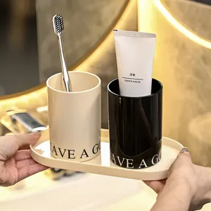 Minimalistisches Zahnbürstenbecher-Set für Paare mit zwei Bechern und einem Tablett