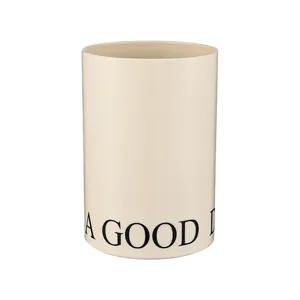 Minimalistischer beiger Zahnbürstenbecher mit "A GOOD DAY"-Aufdruck für zu Hause.