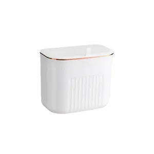 Cubo de basura de pared blanco con borde dorado y tapa para cocina o baño