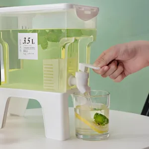 Moderner Minimalistischer PP Kunststoff Kaltwasserkrug Mit Druck-Wasserhahn Erhöhter Ständer Datums-Tracker Für Kühlschrank Fruchttee Limonade