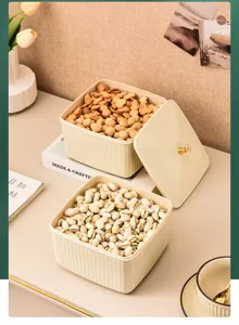 Recipientes cuadrados de plástico para snacks estilo crema con diseño estriado