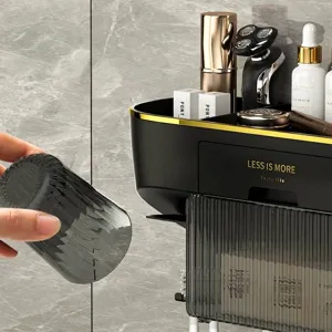 Moderne badkamer organizer voor aan de muur met omgekeerde bekers en gouden rand