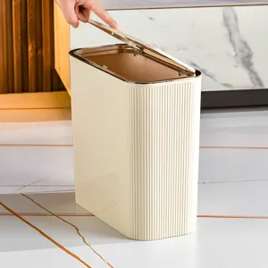 Slanke luxe crèmekleurige prullenbak met gouden rand en geribbelde textuur voor in huis