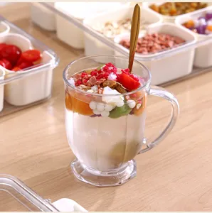 Gros plan d'un dessert d'été rafraîchissant servi dans une tasse transparente décorée