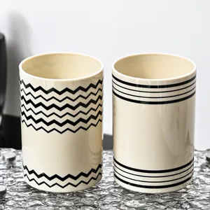 Juego de vasos de cerámica para enjuague bucal con elegantes motivos de zigzag y rayas