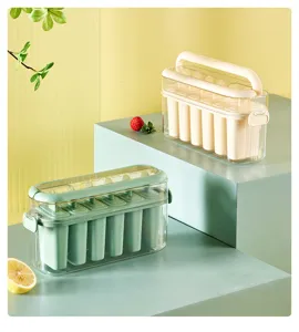 Zwei Sets Silikon-Eisformen zum Selbermachen in Grün und Creme auf Ausstellungsständern.