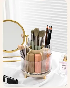Vista detallada del organizador de maquillaje giratorio 360 lleno de pinceles y cosméticos.