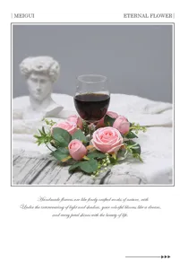 Primer plano de un elegante portavelas con corona de rosas rosas y delicadas hojas