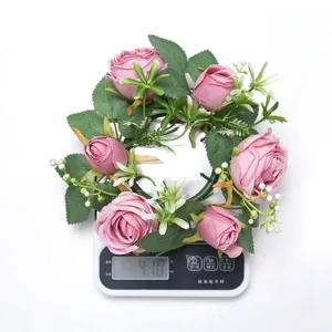 Vista detallada de corona de rosas rosas artificiales en una báscula de 41,0 g.