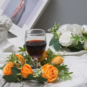 Elegante corona portavelas de rosas artificiales para decoración romántica de mesas de boda