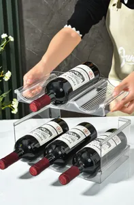 Detailansicht des stapelbaren Acryl-Weinregals zeigt die Stapelfunktion