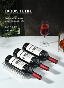 Detailansicht eines transparenten Acryl-Weinregals für drei Flaschen Rotwein auf Tisch